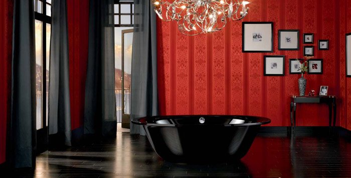 черный пол в красной ванной комнате